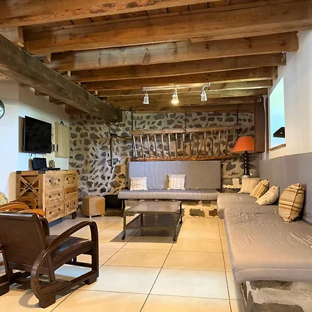 L'estaou, 3 épis, 15 Pers, 18 Couchages - Ancienne Ferme Rénovée - Label Ecogîte * Arlempdes